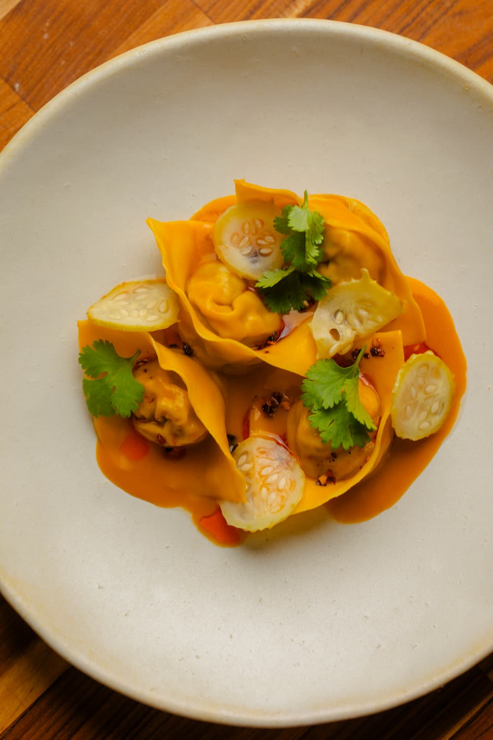 Prato de tortelli com ervas e molho alaranjado
