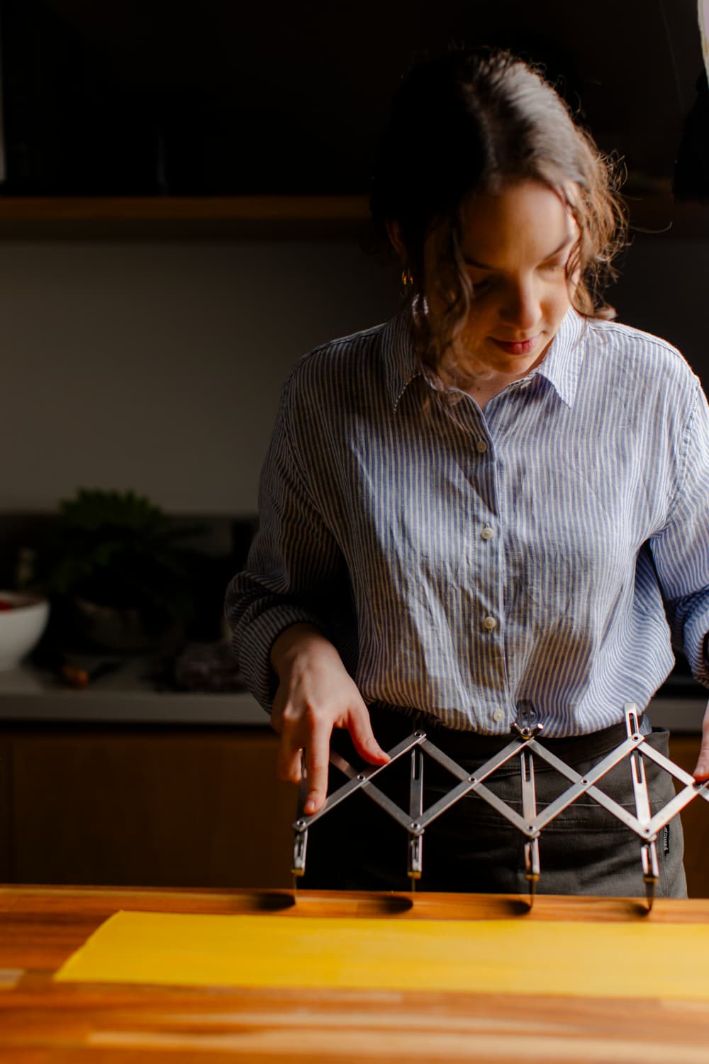 Alexia usando um molde de cozinha na bancada